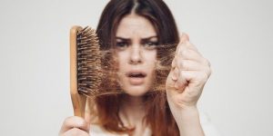 Lee más sobre el artículo ¿Cómo prevenir la caída del cabello? Causas, prevención y tratamiento