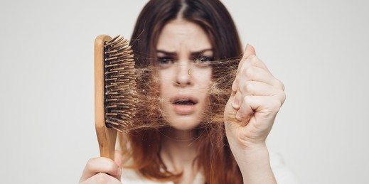 En este momento estás viendo ¿Cómo prevenir la caída del cabello? Causas, prevención y tratamiento
