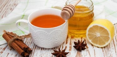 Lee más sobre el artículo ¿Qué es la canela? Beneficios de la canela y la infusión de canela con miel